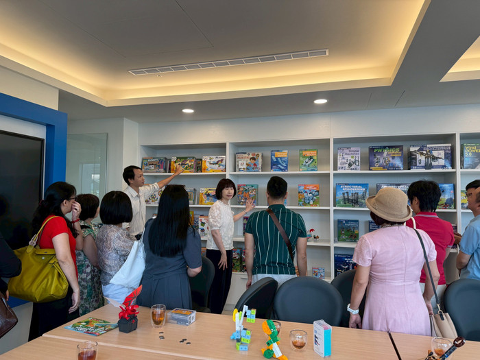 Đoàn nghe giới thiệu về các sản phẩm Gigo.