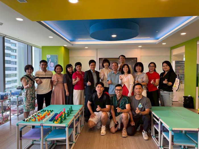 Đoàn chụp ảnh lưu niệm tại trụ sở Gigo.